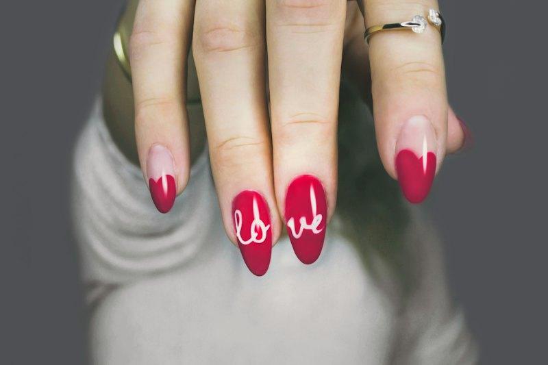 Nail art em vermelho com detalhe escrito, demonstração