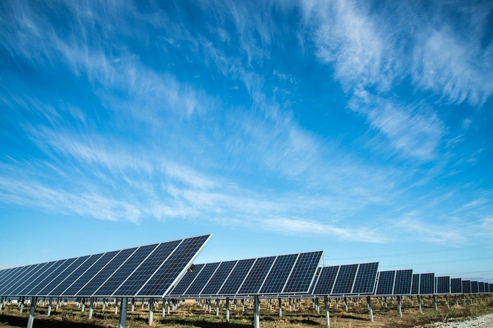 Detalhe de painéis solares em telhado residencial, demonstração